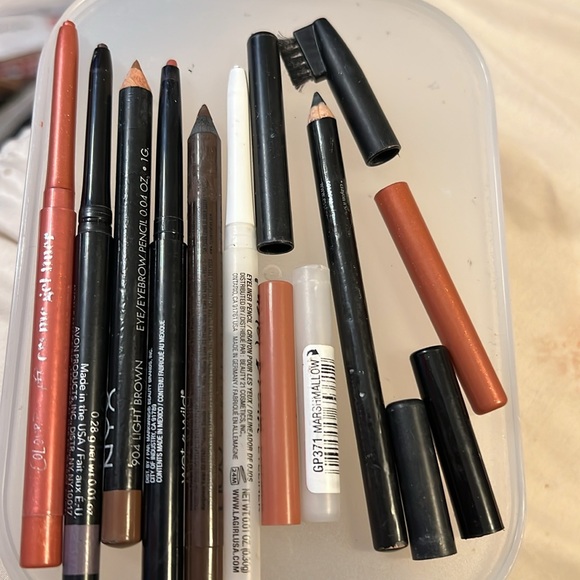 Shiny GEL LINET  , NYX, AVON,,AND MORE 
Total 7 new , or swapped FREAT PRUCE - Picture 1 of 7